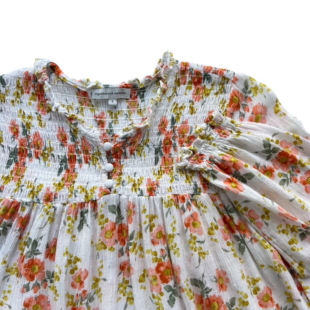 Cupcakes and cashmere Womens Sz Large Peach & White Floral Smocked Ruffle Blouse - Picture 1 of 13